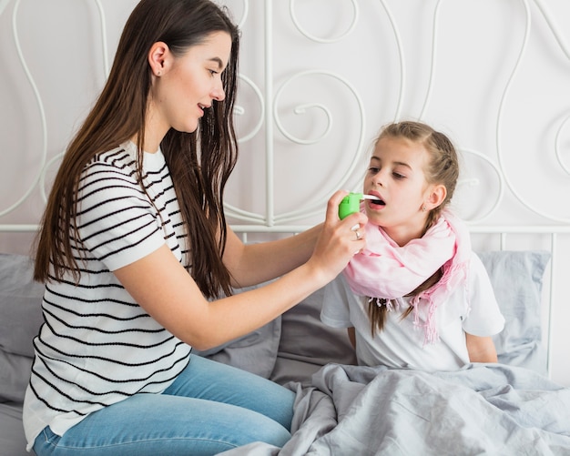 Foto gratuita madre cuidando de su hija enferma