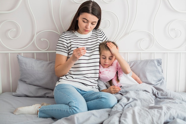 Foto gratuita madre cuidando de su hija enferma