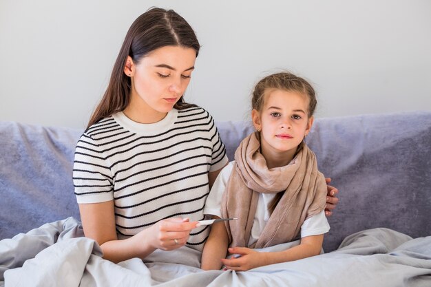 Madre cuidando de su hija