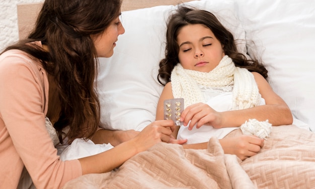 Madre cuidando a su hija