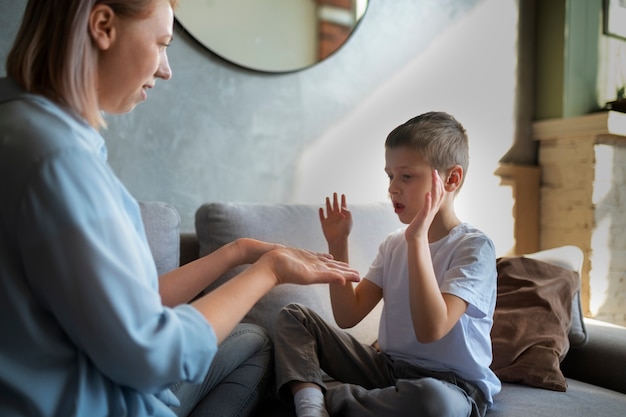 Foto gratuita madre cuidando a su hijo autista en casa