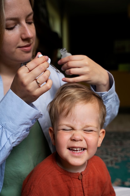 Foto gratuita madre cuidando a su hijo con piojos