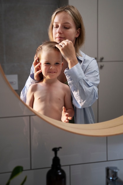 Foto gratuita madre cuidando a su hijo con piojos