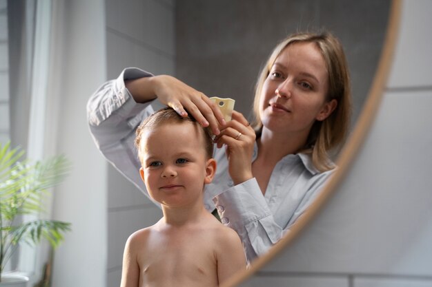 Madre cuidando a su hijo con piojos