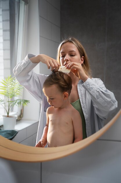 Madre cuidando a su hijo con piojos