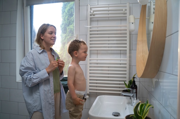 Foto gratuita madre cuidando a su hijo con piojos