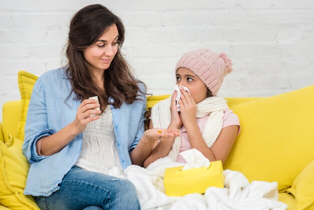 Madre cuidando a su pequeña niña