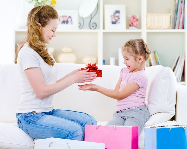 Madre dando un regalo para su hija