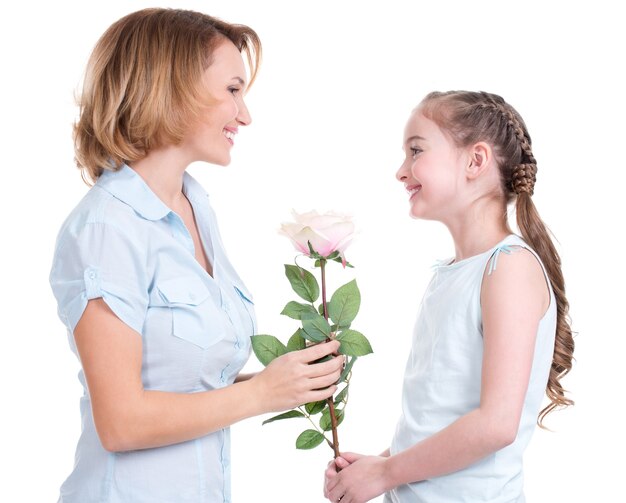 Madre dando la rosa blanca a su pequeña hija, aislada