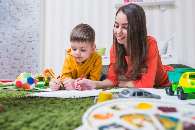 Madre dibujando con niño