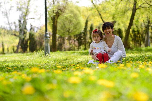 Madre divirtiéndose con su hija en la naturaleza