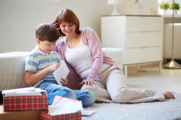 Madre divirtiéndose con su hijo