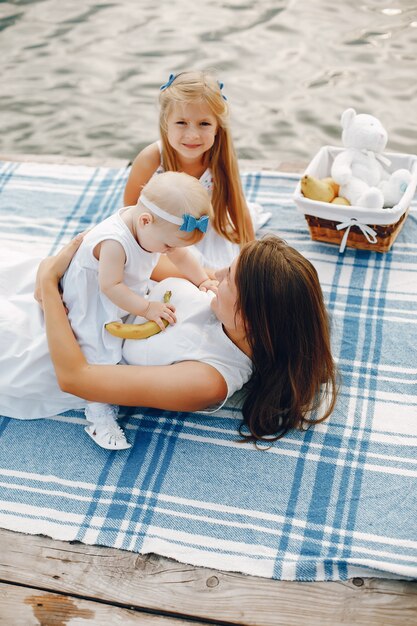 Madre con dos hijas