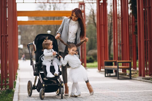 Madre con dos hijas