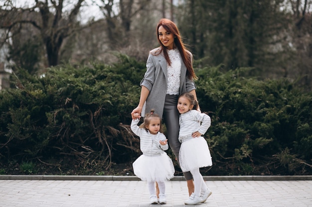 Madre con dos hijas