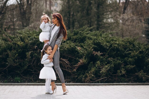 Madre con dos hijas