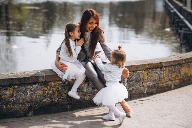 Madre con dos hijas