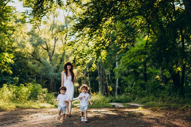 Madre con dos hijos en el parque divirtiéndose