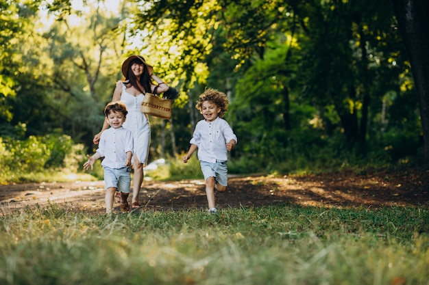 Madre con dos hijos en el parque divirtiéndose