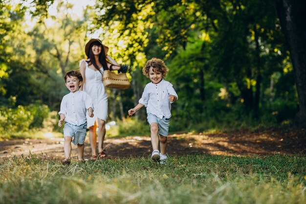 Madre con dos hijos en el parque divirtiéndose