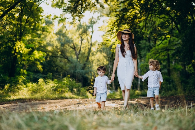 Madre con dos hijos en el parque divirtiéndose