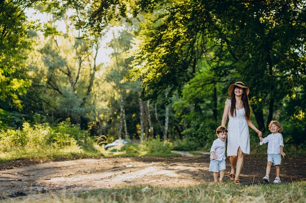 Madre con dos hijos en el parque divirtiéndose