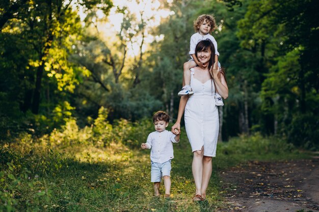 Madre con dos hijos en el parque