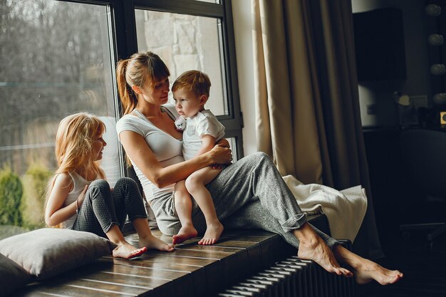 Madre con dos hijos