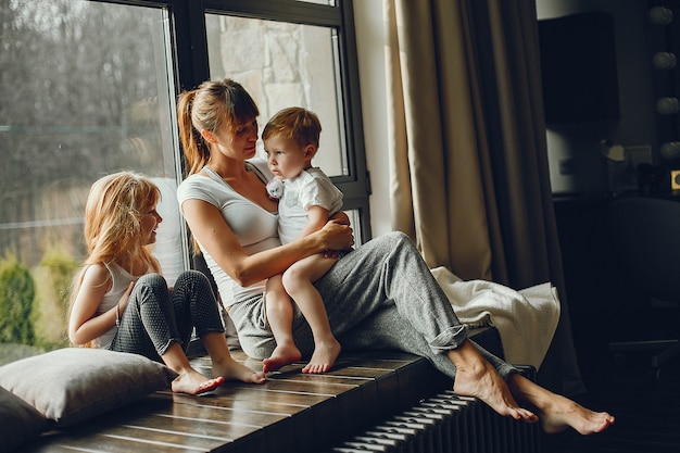 Madre con dos hijos