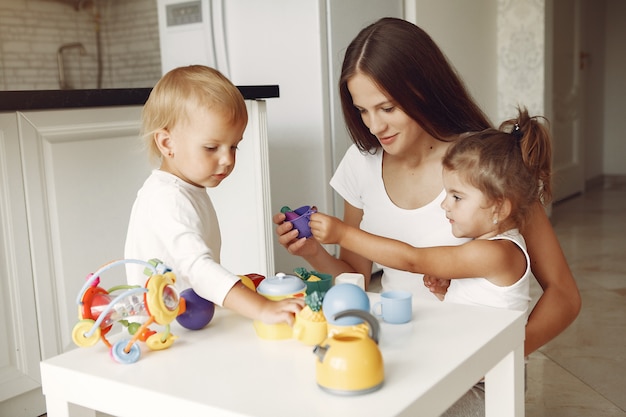 Madre con dos niños jugando en un baño