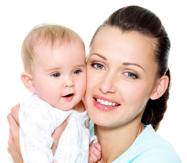 madre con dulce niño recién nacido