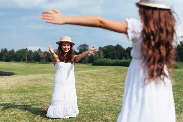 Madre e hija abrazando al aire libre