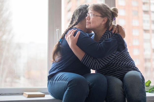 Madre e hija abrazándose