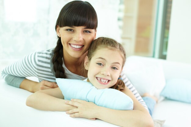 Madre e hija acostadas en la cama