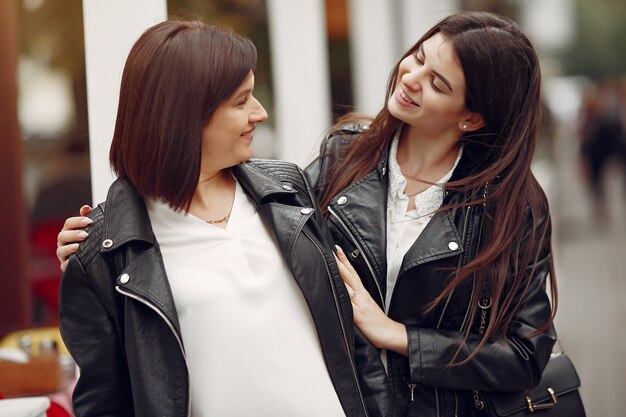 Madre e hija adulta con bolsa de compras