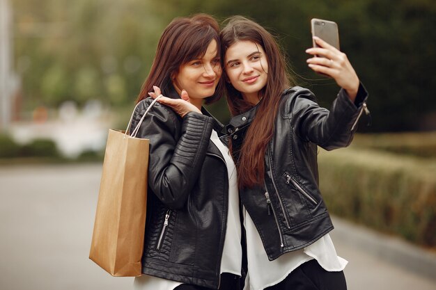 Madre e hija adulta con bolsa de compras