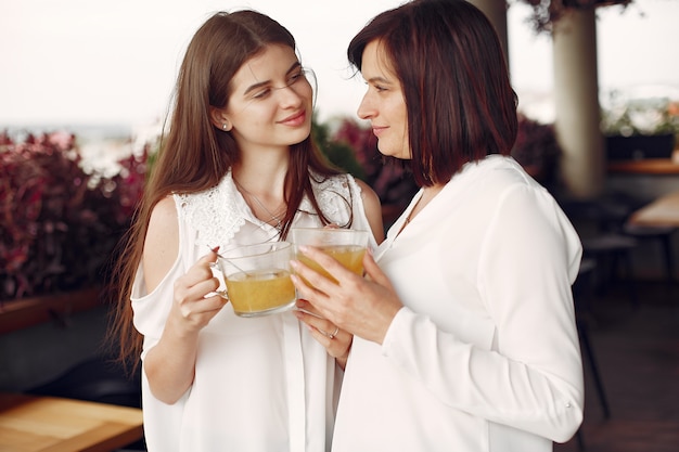 Madre e hija adulta pasando tiempo juntas