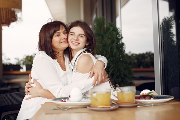 Madre e hija adulta sentada en un café