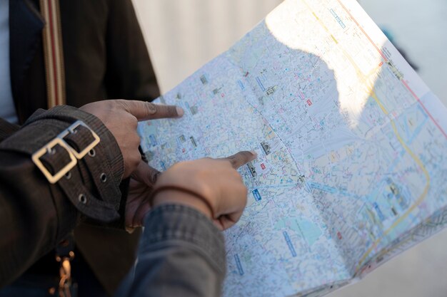 Madre e hija afroamericanas viendo el mapa en su viaje a parís