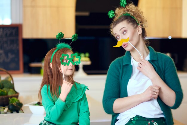 Madre e hija alegres disfrutando juntos