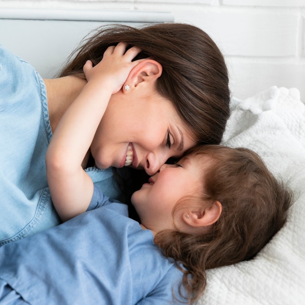 Madre e hija aman el primer plano