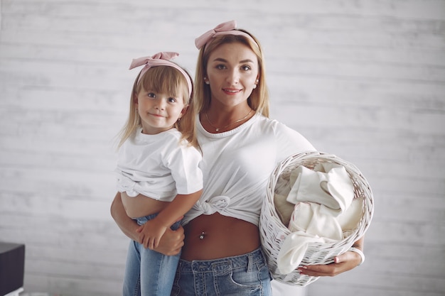 Madre e hija en un baño cerca de lavar mashine