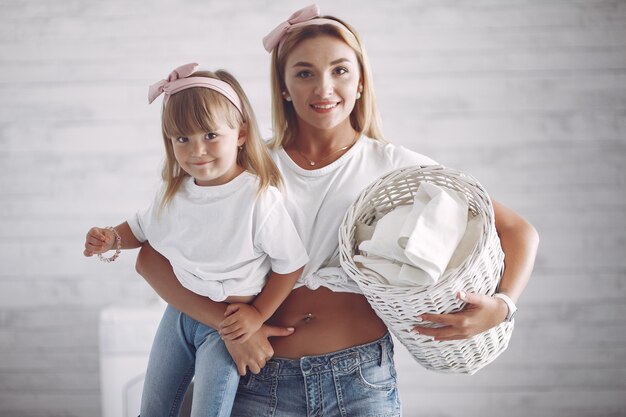 Madre e hija en un baño cerca de lavar mashine