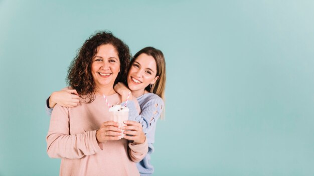 Madre e hija con batido