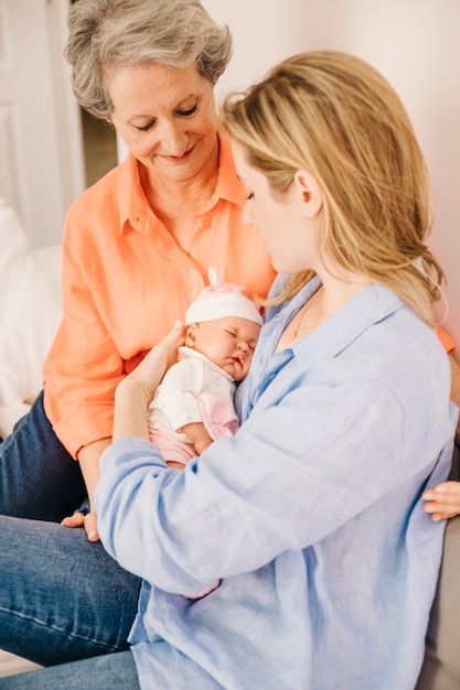 Foto gratuita madre e hija con bebé