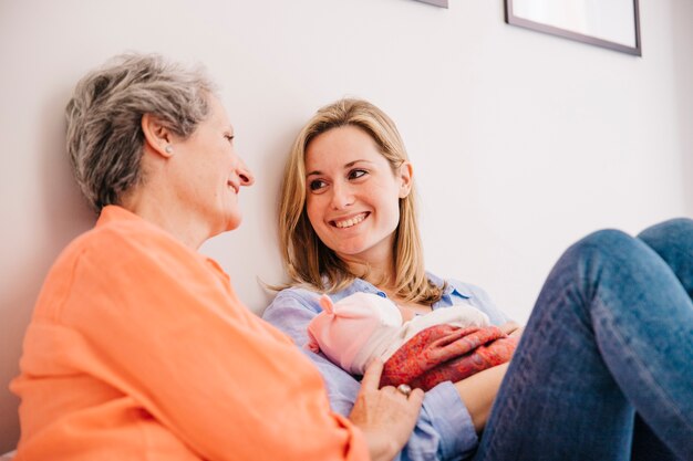 Madre e hija con bebé