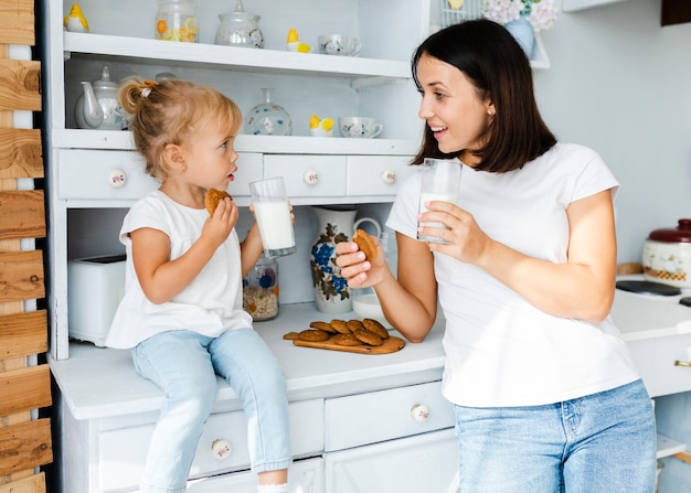Madre e hija bebiendo leche