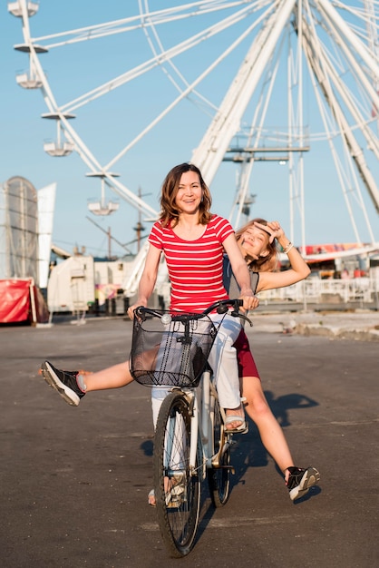 Foto gratuita madre e hija en bicicleta