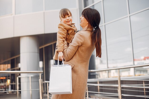 Madre e hija con bolsa de compras en una ciudad