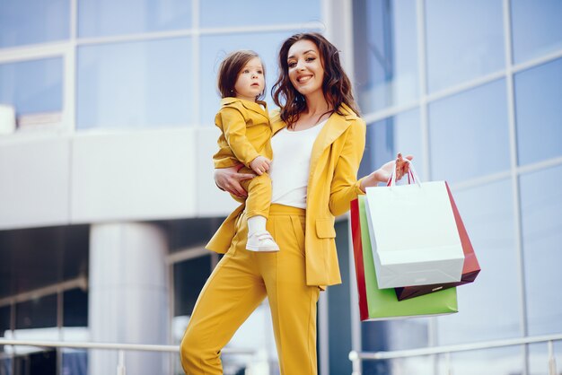 Madre e hija con bolsa de compras en una ciudad